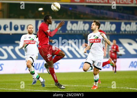 20160123 - WAREGEM, BELGIQUE : Mame Thiam d'Essevee et Romain Reynaud d'OHL se battent pour le ballon lors du match de la Jupiler Pro League entre Zulte Waregem et OH Leuven, à Waregem, samedi 23 janvier 2016, le 23rd jour du championnat belge de football. PHOTO KURT DESPLENTER Banque D'Images