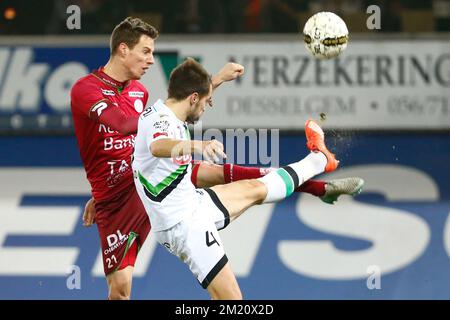 20160123 - WAREGEM, BELGIQUE : Bruno Godeau d'Essevee et Romain Reynaud d'OHL se battent pour le ballon lors du match de la Jupiler Pro League entre Zulte Waregem et OH Leuven, à Waregem, samedi 23 janvier 2016, le 23rd jour du championnat belge de football. PHOTO KURT DESPLENTER Banque D'Images