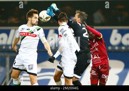 20160123 - WAREGEM, BELGIQUE : Romain Reynaud de OHL, le gardien de but Rudy Riou et Mbaye Leye d'Essevee se battent pour le ballon lors du match de la Jupiler Pro League entre Zulte Waregem et OH Leuven, à Waregem, samedi 23 janvier 2016, le 23rd jour du championnat belge de football. PHOTO KURT DESPLENTER Banque D'Images