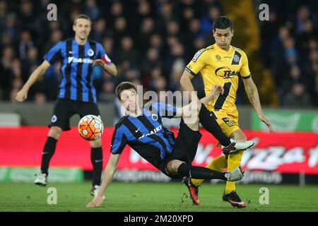 20160131 - BRUGGE, BELGIQUE: Le club de Brandon Mechele et Hamdi Harbaoui de Lokeren se battent pour le ballon lors du match Jupiler Pro League entre le club de Brugge et Lokeren, à Bruges, dimanche 31 janvier 2016, le jour 24 du championnat belge de football. BELGA PHOTO BRUNO FAHY Banque D'Images