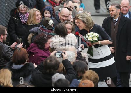 La reine Mathilde de Belgique arrive pour une visite royale à l'école Saint-Joseph de Couvin, le mercredi 03 février 2016. Cette visite de la Reine fait suite à une table ronde sur le harcèlement en juin 2015. BELGA PHOTO BRUNO FAHY Banque D'Images