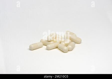 Pilules avec Boswellia Carterii isolées sur fond blanc Banque D'Images