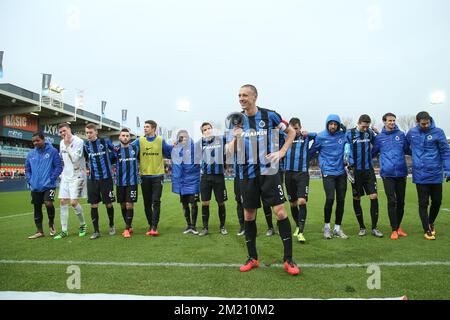 Le capitaine du club, Timmy Simons, et les joueurs du club célèbrent après avoir remporté le match de la Jupiler Pro League entre KV Ostende et le Club Brugge, à Ostende, le dimanche 14 février 2016, le jour 26 du championnat belge de football. BELGA PHOTO BRUNO FAHY Banque D'Images