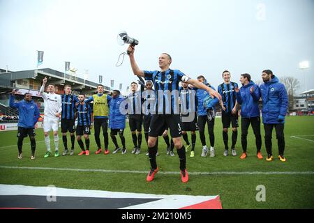 Le capitaine du club, Timmy Simons, et les joueurs du club célèbrent après avoir remporté le match de la Jupiler Pro League entre KV Ostende et le Club Brugge, à Ostende, le dimanche 14 février 2016, le jour 26 du championnat belge de football. BELGA PHOTO BRUNO FAHY Banque D'Images