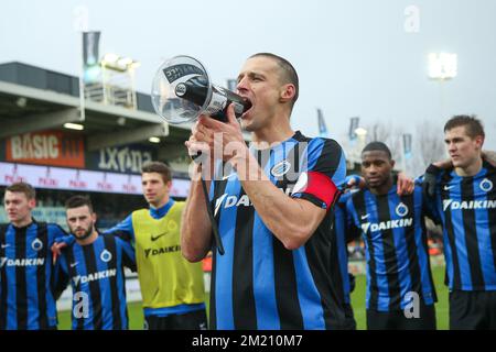 Le capitaine du club, Timmy Simons, et les joueurs du club célèbrent après avoir remporté le match de la Jupiler Pro League entre KV Ostende et le Club Brugge, à Ostende, le dimanche 14 février 2016, le jour 26 du championnat belge de football. BELGA PHOTO BRUNO FAHY Banque D'Images