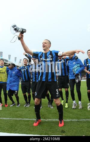 Le capitaine du club, Timmy Simons, et les joueurs du club célèbrent après avoir remporté le match de la Jupiler Pro League entre KV Ostende et le Club Brugge, à Ostende, le dimanche 14 février 2016, le jour 26 du championnat belge de football. BELGA PHOTO BRUNO FAHY Banque D'Images