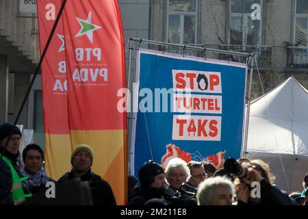 L'illustration montre une action organisée par PTB - PVDA parti d'extrême-gauche appelé donner notre argent (rendez-vous notre argent-Wij willen ons geld terug) partie de la campagne du parti contre l'énergie chère et les impôts impayés, à Bruxelles dimanche 28 février 2016. BELGA PHOTO NICOLAS MATERLINCK Banque D'Images