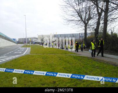 PHOTO SMARTPHONE - MEILLEURE QUALITÉ LES personnes DISPONIBLES sont évacuées de l'aéroport de Bruxelles, à Zaventem, mardi 22 mars 2016. Au moins 13 personnes ont été tuées après deux explosions dans le hall des départs de l'aéroport de Bruxelles. Une autre explosion s'est produite dans la station de métro Maelbeek - Maalbek, la société de transports publics de Bruxelles STIB-MIVB a confirmé des blessures, mais aucun décès n'a été confirmé. Les sources gouvernementales parlent d'une attaque terroriste. Le niveau de menace terroriste a été porté à quatre dans tout le pays. Banque D'Images