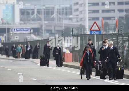 Des personnes sont évacuées de l'aéroport de Bruxelles, à Zaventem, le mardi 22 mars 2016. Au moins 13 personnes ont été tuées après deux explosions dans le hall des départs de l'aéroport de Bruxelles. Banque D'Images