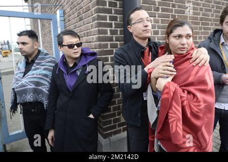 Des personnes sont évacuées de l'aéroport de Bruxelles, à Zaventem, le mardi 22 mars 2016. Au moins 13 personnes ont été tuées après deux explosions dans le hall des départs de l'aéroport de Bruxelles. Banque D'Images