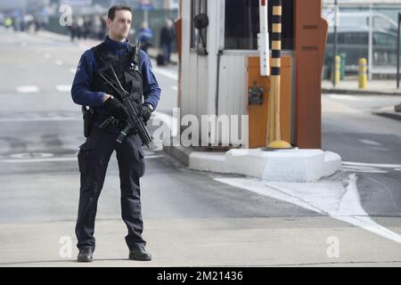 Police photographiée à l'aéroport de Bruxelles, à Zaventem, mardi 22 mars 2016. Au moins 13 personnes ont été tuées après deux explosions dans le hall des départs de l'aéroport de Bruxelles. Banque D'Images