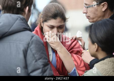 Des personnes sont évacuées de l'aéroport de Bruxelles, à Zaventem, le mardi 22 mars 2016. Au moins 13 personnes ont été tuées après deux explosions dans le hall des départs de l'aéroport de Bruxelles. Banque D'Images