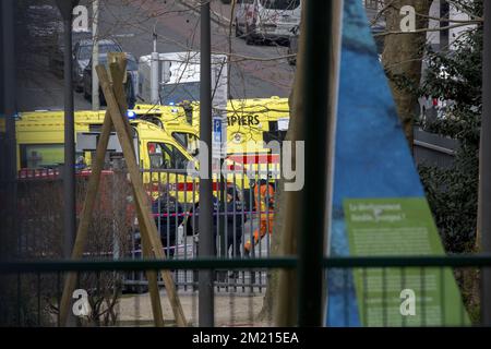 Services de sauvetage et police vus à l'intérieur du périmètre de sécurité autour de Bruxelles, mardi 22 mars 2016. Deux explosions dans le hall des départs de l'aéroport de Bruxelles et une autre explosion s'est produite dans la station de métro Maelbeek - Maalbek, qui a fait environ trente et 230 blessés. Banque D'Images