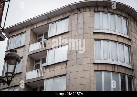 Le bâtiment où la police a trouvé des produits chimiques et un drapeau ISIS hier à l'angle de la rue Max Roos - Max Roosstraat et de la rue Maurice Ombiaux - Maurice des Ombiauxstraat près de la place Princesse Elisabeth, Schaerbeek - Prinses Elisabethplein, Schaarbeek Bruxelles, mercredi 23 mars 2016. Hier matin, deux bombes ont explosé dans le hall des départs de l'aéroport de Bruxelles et une autre dans la station de métro Maelbeek - Maalbeek, qui a fait environ 30 victimes mortelles et 230 blessés au total. Banque D'Images