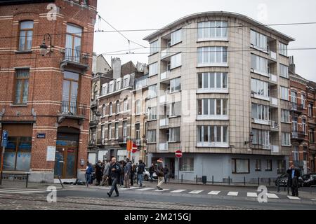 Le bâtiment où la police a trouvé des produits chimiques et un drapeau ISIS hier à l'angle de la rue Max Roos - Max Roosstraat et de la rue Maurice Ombiaux - Maurice des Ombiauxstraat près de la place Princesse Elisabeth, Schaerbeek - Prinses Elisabethplein, Schaarbeek Bruxelles, mercredi 23 mars 2016. Hier matin, deux bombes ont explosé dans le hall des départs de l'aéroport de Bruxelles et une autre dans la station de métro Maelbeek - Maalbeek, qui a fait environ 30 victimes mortelles et 230 blessés au total. Banque D'Images