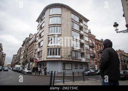 Le bâtiment où la police a trouvé des produits chimiques et un drapeau ISIS hier à l'angle de la rue Max Roos - Max Roosstraat et de la rue Maurice Ombiaux - Maurice des Ombiauxstraat près de la place Princesse Elisabeth, Schaerbeek - Prinses Elisabethplein, Schaarbeek Bruxelles, mercredi 23 mars 2016. Hier matin, deux bombes ont explosé dans le hall des départs de l'aéroport de Bruxelles et une autre dans la station de métro Maelbeek - Maalbeek, qui a fait environ 30 victimes mortelles et 230 blessés au total. Banque D'Images