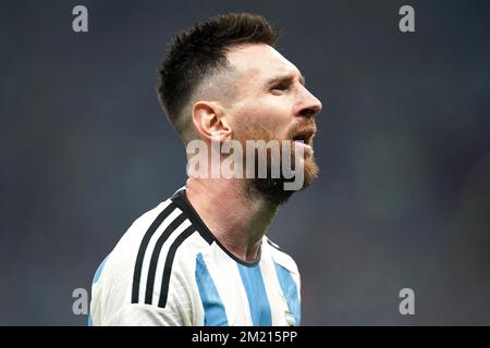 Lionel Messi, de l'Argentine, regarde pendant le match de demi-finale de la coupe du monde de la FIFA au stade Lusail à Lusail, au Qatar. Date de la photo: Mardi 13 décembre 2022. Banque D'Images