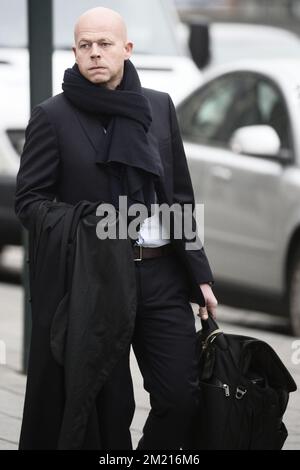 L'avocat Sven Mary part après le traitement du cas de suspects d'attentats terroristes à Paris devant la salle du conseil à Bruxelles, le jeudi 24 mars 2016. Le tribunal devra décider si Salah Abdeslam, Amine Choukri, Abid Aberkane et d'autres suspects resteront emprisonnés. Le 18 mars, des suspects dans les attentats terroristes de 13 novembre à Paris, Salah Abdeslam et amine Choukri (alias Mounir Ahmed Alaaj, tous deux considérés comme de faux noms), ont été arrêtés lors de perquisitions à Molenbeek. Mardi dernier, la police a été tuée avec des armes lourdes lors de la recherche d'un appartement à Vorst - Forest, Banque D'Images