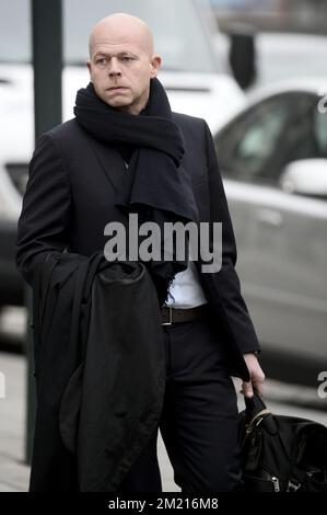 L'avocat Sven Mary part après le traitement du cas de suspects d'attentats terroristes à Paris devant la salle du conseil à Bruxelles, le jeudi 24 mars 2016. Le tribunal devra décider si Salah Abdeslam, Amine Choukri, Abid Aberkane et d'autres suspects resteront emprisonnés. Le 18 mars, des suspects dans les attentats terroristes de 13 novembre à Paris, Salah Abdeslam et amine Choukri (alias Mounir Ahmed Alaaj, tous deux considérés comme de faux noms), ont été arrêtés lors de perquisitions à Molenbeek. Mardi dernier, la police a été tuée avec des armes lourdes lors de la recherche d'un appartement à Vorst - Forest, Banque D'Images