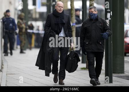 L'avocat Sven Mary (L) part après le traitement du cas de suspects d'attentats terroristes à Paris devant la salle du conseil à Bruxelles, le jeudi 24 mars 2016. Le tribunal devra décider si Salah Abdeslam, Amine Choukri, Abid Aberkane et d'autres suspects resteront emprisonnés. Le 18 mars, des suspects dans les attentats terroristes de 13 novembre à Paris, Salah Abdeslam et amine Choukri (alias Mounir Ahmed Alaaj, tous deux considérés comme de faux noms), ont été arrêtés lors de perquisitions à Molenbeek. Mardi dernier, la police a été tuée avec des armes lourdes lors de la recherche d'un appartement à Vorst - pour Banque D'Images