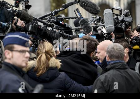 L'avocat Sven Mary (R) est entouré de la presse alors qu'il part après avoir traité le cas des suspects des attentats terroristes de Paris devant la salle du conseil à Bruxelles, le jeudi 24 mars 2016. Le tribunal devra décider si Salah Abdeslam, Amine Choukri, Abid Aberkane et d'autres suspects resteront emprisonnés. Le 18 mars, des suspects dans les attentats terroristes de 13 novembre à Paris, Salah Abdeslam et amine Choukri (alias Mounir Ahmed Alaaj, tous deux considérés comme de faux noms), ont été arrêtés lors de perquisitions à Molenbeek. Mardi dernier, la police a été tuée avec des armes lourdes pendant les recherches o Banque D'Images