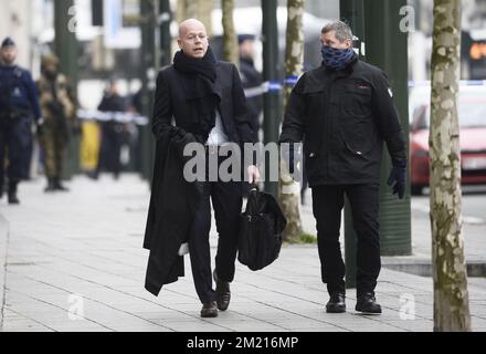 L'avocat Sven Mary part après le traitement du cas de suspects d'attentats terroristes à Paris devant la salle du conseil à Bruxelles, le jeudi 24 mars 2016. Le tribunal devra décider si Salah Abdeslam, Amine Choukri, Abid Aberkane et d'autres suspects resteront emprisonnés. Le 18 mars, des suspects dans les attentats terroristes de 13 novembre à Paris, Salah Abdeslam et amine Choukri (alias Mounir Ahmed Alaaj, tous deux considérés comme de faux noms), ont été arrêtés lors de perquisitions à Molenbeek. Mardi dernier, la police a été tuée avec des armes lourdes lors de la recherche d'un appartement à Vorst - Forest, Banque D'Images