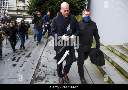 L'avocat Sven Mary (C) part après le traitement du cas de suspects d'attentats terroristes à Paris devant la salle du conseil à Bruxelles, le jeudi 24 mars 2016. Le tribunal devra décider si Salah Abdeslam, Amine Choukri, Abid Aberkane et d'autres suspects resteront emprisonnés. Le 18 mars, des suspects dans les attentats terroristes de 13 novembre à Paris, Salah Abdeslam et amine Choukri (alias Mounir Ahmed Alaaj, tous deux considérés comme de faux noms), ont été arrêtés lors de perquisitions à Molenbeek. Mardi dernier, la police a été tuée avec des armes lourdes lors de la recherche d'un appartement à Vorst - pour Banque D'Images