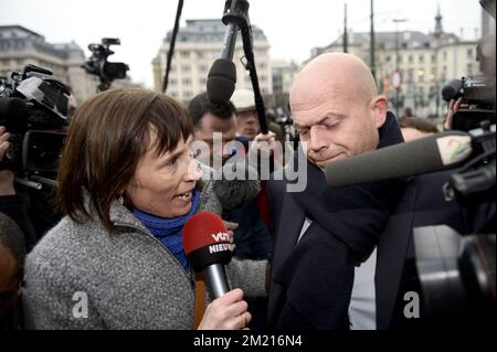 L'avocat Sven Mary (R) est entouré de la presse alors qu'il part après avoir traité le cas des suspects des attentats terroristes de Paris devant la salle du conseil à Bruxelles, le jeudi 24 mars 2016. Le tribunal devra décider si Salah Abdeslam, Amine Choukri, Abid Aberkane et d'autres suspects resteront emprisonnés. Le 18 mars, des suspects dans les attentats terroristes de 13 novembre à Paris, Salah Abdeslam et amine Choukri (alias Mounir Ahmed Alaaj, tous deux considérés comme de faux noms), ont été arrêtés lors de perquisitions à Molenbeek. Mardi dernier, la police a été tuée avec des armes lourdes pendant les recherches o Banque D'Images