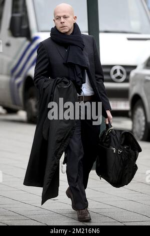 L'avocat Sven Mary part après le traitement du cas de suspects d'attentats terroristes à Paris devant la salle du conseil à Bruxelles, le jeudi 24 mars 2016. Le tribunal devra décider si Salah Abdeslam, Amine Choukri, Abid Aberkane et d'autres suspects resteront emprisonnés. Le 18 mars, des suspects dans les attentats terroristes de 13 novembre à Paris, Salah Abdeslam et amine Choukri (alias Mounir Ahmed Alaaj, tous deux considérés comme de faux noms), ont été arrêtés lors de perquisitions à Molenbeek. Mardi dernier, la police a été tuée avec des armes lourdes lors de la recherche d'un appartement à Vorst - Forest, Banque D'Images