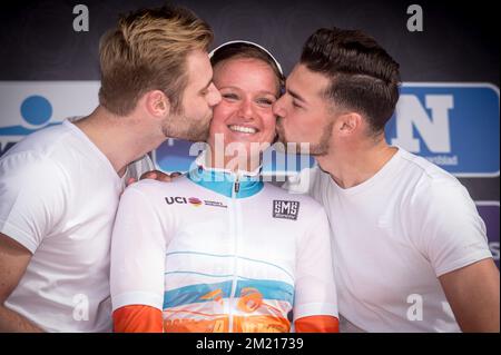 Chantal Blaak, hollandaise, célèbre sur le podium après avoir remporté l'édition 78th de la course cycliste d'une journée Gent-Wevelgem pour femmes, à 115,3 km d'Ieper à Wevelgem, dimanche 27 mars 2016. BELGA PHOTO LUC CLAESSEN Banque D'Images