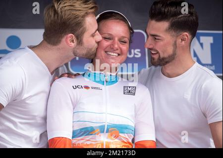 Chantal Blaak, hollandaise, célèbre sur le podium après avoir remporté l'édition 78th de la course cycliste d'une journée Gent-Wevelgem pour femmes, à 115,3 km d'Ieper à Wevelgem, dimanche 27 mars 2016. BELGA PHOTO LUC CLAESSEN Banque D'Images