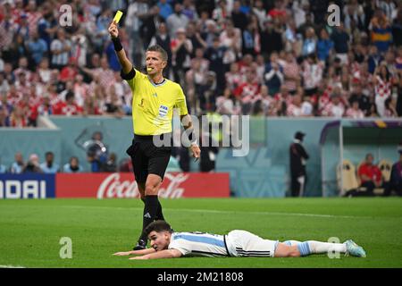 Lusail, Qatar. 13th décembre 2022. L'arbitre Daniele Orsato (L) remet une carte jaune au gardien de but croate Dominik Livakovic et lui remet par la suite une pénalité pour l'Argentine après que Livakovic ait commis une faute sur Julian Alvarez pendant la demi-finale entre l'Argentine et la Croatie lors de la coupe du monde de la FIFA 2022 au stade Lusail, au Qatar, le 13 décembre 2022. Credit: Li GA/Xinhua/Alay Live News Banque D'Images