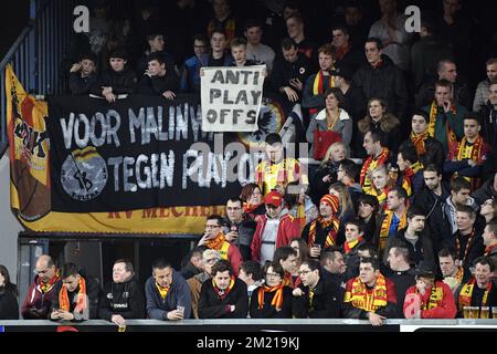 Les supporters de Mechelen photographiés lors du match Jupiler Pro League entre STVV et KV Mechelen, à Sint-Truiden, le samedi 02 avril 2016, le jour 1 du Play-off 2B du championnat belge de football. Banque D'Images