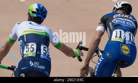 L'australien Mathew Hayman d'Orica GreenEdge et le belge Tom Boonen de l'équipe Etixx - Quick-Step photographié après la ligne d'arrivée de la course cycliste d'une journée 'Paris-Roubaix', à 253,5 km de Compiègne au Vélodrome de Roubaix, dimanche 10 avril 2016. Banque D'Images