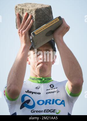 L'australien Mathew Hayman d'Orica GreenEdge célèbre sur le podium après la course cycliste d'une journée « Paris-Roubaix », à 253,5 km de Compiègne au Vélodrome de Roubaix, le dimanche 10 avril 2016. Banque D'Images