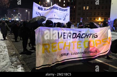 Leipzig, Allemagne. 13th décembre 2022. Les participants à une manifestation de gauche participent à une manifestation contre la violence policière. Credit: Sebastian Willnow/dpa/Alay Live News Banque D'Images