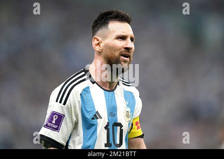 Lionel Messi, de l'Argentine, regarde pendant le match de demi-finale de la coupe du monde de la FIFA au stade Lusail à Lusail, au Qatar. Date de la photo: Mardi 13 décembre 2022. Banque D'Images