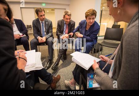 Vice-Premier ministre et ministre du développement de la coopération, de l'Agenda numérique, des télécommunications et des services postaux Alexander de Croo, Peter Maurer, président du Comité international de la Croix-Rouge (CICR) et commissaire européen au budget et aux ressources humaines, Kristalina Georgieva répond aux questions des journalistes le deuxième jour de la visite du ministre de Croo au premier Sommet mondial humanitaire, le mardi 24 mai 2016, à Istanbul, en Turquie. Banque D'Images