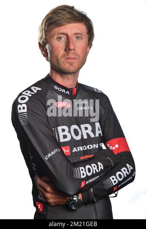 Le Polonais Bartosz Huzarski de Bora-Argon 18 pose pour le photographe avant la présentation des équipes pour la course cycliste Baloise Belgium Tour, mardi 24 mai 2016, à Beveren. Banque D'Images