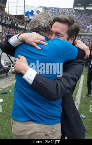 Michel Preud'homme, entraîneur en chef du Club, et Vincent Mannaert, directeur général du Club, célèbrent après le match Jupiler Pro League entre le Club Brugge et le RSC Anderlecht, à Bruges, le dimanche 15 mai 2016, le jour 8 du Play-off 1 du championnat belge de football. Le Club Brugge défait Anderlecht et remporte le championnat belge de football pour la première fois en 11 ans. Banque D'Images