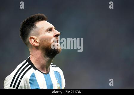 Lionel Messi, de l'Argentine, regarde pendant le match de demi-finale de la coupe du monde de la FIFA au stade Lusail à Lusail, au Qatar. Date de la photo: Mardi 13 décembre 2022. Banque D'Images