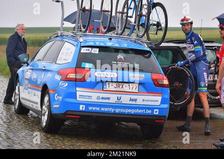 Le belge Kenny Dehaes de Wanty-Groupe Gobert quitte la course lors de la dernière étape de la course cycliste Baloise Belgium Tour, 174,2km de Tremelo à Tongeren, le dimanche 29 mai 2016. Banque D'Images