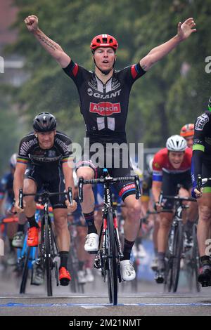 Le Belge Zico Waeytens de l'équipe Giant-Alpecin fête alors qu'il franchit la ligne d'arrivée pour remporter la dernière étape de la course cycliste Baloise Belgium Tour, 174,2km de Tremelo à Tongeren, le dimanche 29 mai 2016. Banque D'Images