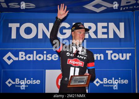 Le Belge Zico Waeytens de Team Giant-Alpecin fête sur le podium après avoir remporté la dernière étape de la course cycliste Baloise Belgium Tour, 174,2km de Tremelo à Tongeren, le dimanche 29 mai 2016. Banque D'Images