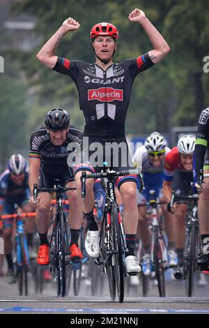 Le Belge Zico Waeytens de l'équipe Giant-Alpecin fête alors qu'il franchit la ligne d'arrivée pour remporter la dernière étape de la course cycliste Baloise Belgium Tour, 174,2km de Tremelo à Tongeren, le dimanche 29 mai 2016. Banque D'Images