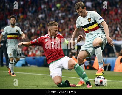 Les Balazs Dzsudzsak de Hongrie et Jan Vertonghen de Belgique se battent pour le ballon lors d'un match de football entre l'équipe nationale belge Red Devils et la Hongrie, lors de la manche de 16 des Championnats d'Europe Euro 2016 de l'UEFA, le dimanche 26 juin 2016, à Toulouse, en France. Le tournoi Euro2016 aura lieu du 10 juin au 10 juillet. BELGA PHOTO VIRGINIE LEFOUR Banque D'Images