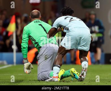 Le gardien de but hongrois Gabor Kiraly et le belge Michy Batshuayi juste après le but de 0-2 lors d'un match de football entre l'équipe nationale belge Red Devils et la Hongrie, lors de la manche de 16 des Championnats d'Europe de l'UEFA Euro 2016, le dimanche 26 juin 2016, à Toulouse, en France. Le tournoi Euro2016 aura lieu du 10 juin au 10 juillet. BELGA PHOTO VIRGINIE LEFOUR Banque D'Images