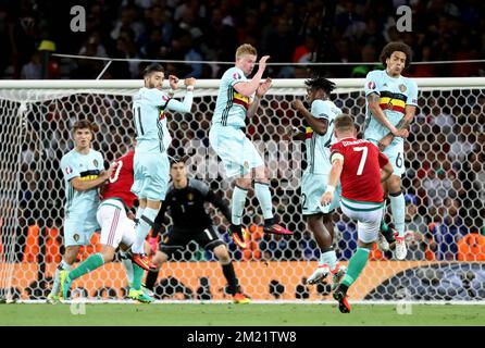 Thomas Meunier de Belgique, Yannick Ferreira Carrasco de Belgique, Kevin de Bruyne de Belgique, Michy Batshuayi de Belgique, Balazs Dzsudzsak de Hongrie et Axel Witsel de Belgique en action lors d'un match de football entre l'équipe nationale belge Red Devils et la Hongrie, à la fin de 16 des Championnats européens de l'UEFA Euro 2016, Le dimanche 26 juin 2016, à Toulouse, France. Le tournoi Euro2016 aura lieu du 10 juin au 10 juillet. BELGA PHOTO VIRGINIE LEFOUR Banque D'Images