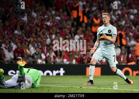 Le gardien de but hongrois Gabor Kiraly et le belge Kevin de Bruyne se battent pour le ballon lors d'un match de football entre l'équipe nationale belge Red Devils et la Hongrie, lors de la ronde 16 des Championnats d'Europe Euro 2016 de l'UEFA, le dimanche 26 juin 2016, à Toulouse, en France. Le tournoi Euro2016 aura lieu du 10 juin au 10 juillet. BELGA PHOTO DIRK WAEM Banque D'Images