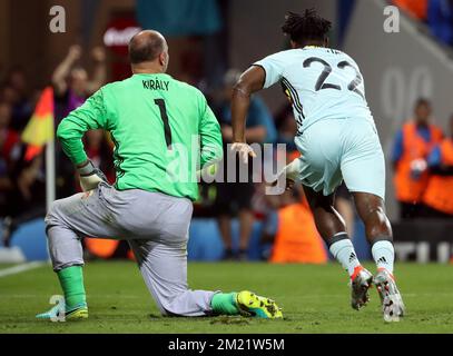 Le gardien de but hongrois Gabor Kiraly et le belge Michy Batshuayi juste après le but de 0-2 lors d'un match de football entre l'équipe nationale belge Red Devils et la Hongrie, lors de la manche de 16 des Championnats d'Europe de l'UEFA Euro 2016, le dimanche 26 juin 2016, à Toulouse, en France. Le tournoi Euro2016 aura lieu du 10 juin au 10 juillet. BELGA PHOTO VIRGINIE LEFOUR Banque D'Images